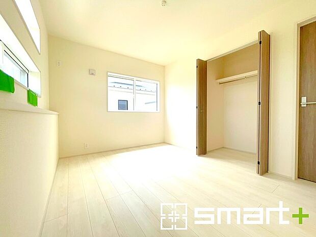 ~2面採光の明るいお部屋~ ・洋室は2面採光とする事で穏やかな陽の入る明るい空間となっております。 ・くつろぎのプライベート時間を明るい空間で穏やかにお過ごしいただけます。