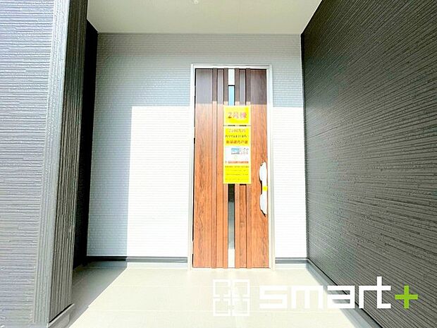 ~お住まいの顔「玄関」~ ・玄関ドアの上にはもちろん軒がございますので、雨の日でも濡れずに鍵の開閉が可能です。 ・鍵は防犯性に優れたディンプルキーを採用。