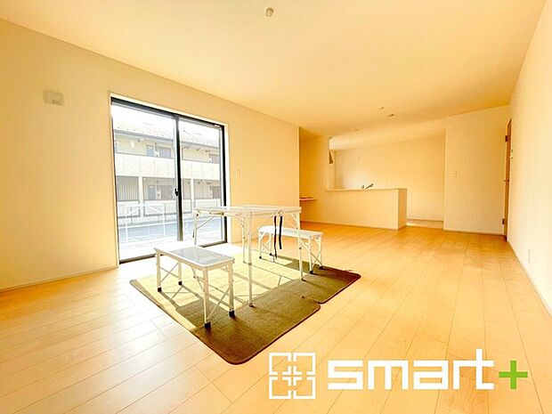 ~穏やかな陽の入るLDK~ ・大きな窓のあるLDKは陽当りも良好で明るい空間となっております。 ・ご家族団らんなど過ごす時間の多いLDKが明るいのは嬉しいポイントですね。