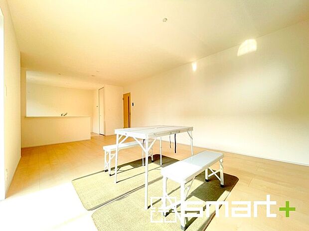 ~日当り良好のLDK~ ・窓からたっぷりの陽光が差し込む明るいリビングで寛ぎのひと時を。 ・家事をしながらご家族との会話が楽しめる人気のカウンターキッチンも魅力の一つですね。