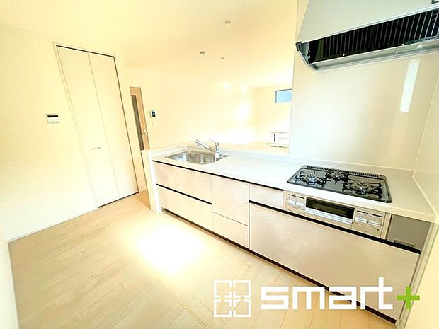 ~使い勝手の良いシステムキッチン~ ・料理がしやすい設計のキッチンでお料理もはかどりますね。 ・もちろんキッチン下部は収納になっておりますので、フライパンなども収納可能です。