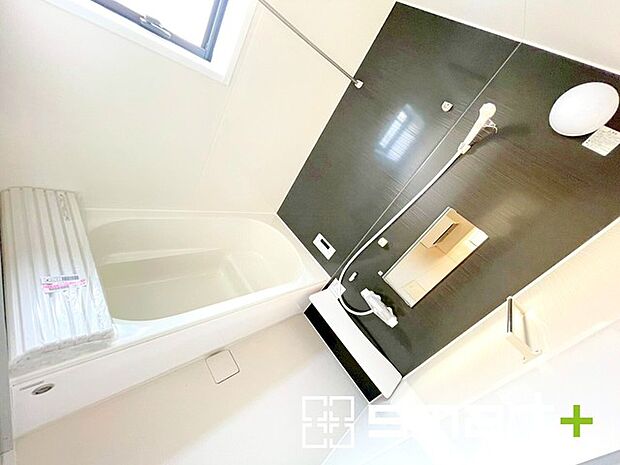 ~浴室乾燥機付きの浴室~ ・浴室には乾燥機が付いているので雨の日でも洗濯物を干すことが可能です。 ・水はけの良い床材など機能面も充実。マイクロバルなどオプションもご相談くださいませ。