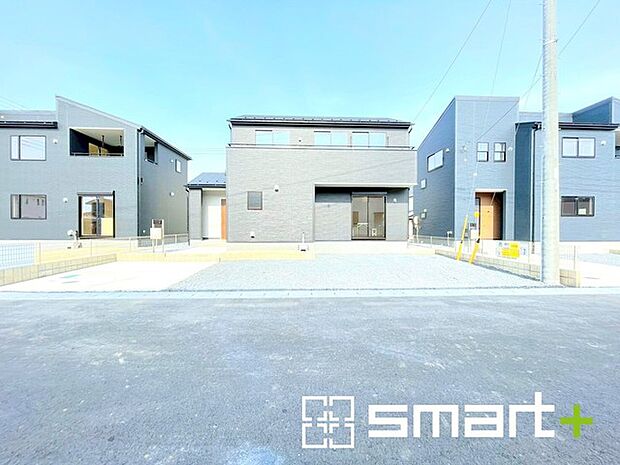 ~閑静な住宅街の立地~ ・周辺は閑静な住宅街となっておりますので、静かな暮らしをご実現いただけます。 ・前面道路の交通量も多くないので、小さなお子様がいるご家庭でもご安心ですね。