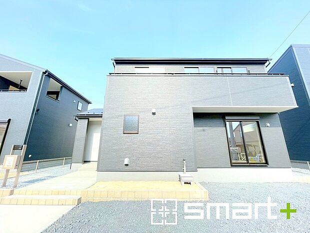 ~お庭もある余裕の敷地~ ・広々した敷地にはお庭もご用意。お庭があるだけで余裕を感じますね。 ・防草シートや人工芝の敷設などのオプションもお気軽にご相談くださいませ。