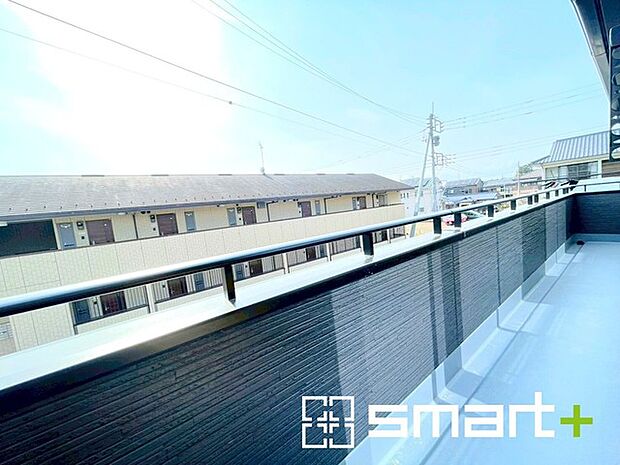 ~洗濯物も干しやすいバルコニー~ ・陽当たり良好な南側のバルコニーは3部屋から出入りができて毎日のお洗濯も快適。 ・テラス屋根等のオプションもお気軽にご相談くださいませ。