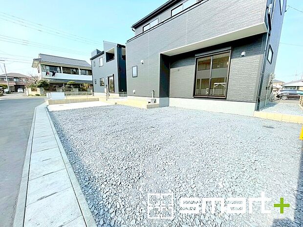 ~ゆとりあるカースペース~ ・セカンドカーや来客時にも困らないカースペースは並列駐車可能でお車の出し入れもラクラク。 ・カーポートなどのオプションもお気軽にご相談くださいませ。