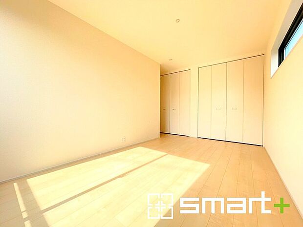 ~バルコニーに面した洋室~ ・バルコニー側の大きな窓から穏やかな陽が差し込む明るい洋室はウォークインクローゼット付。 ・ゆとりある広さでご夫婦やご兄弟でもゆったりお過ごしいただけます。