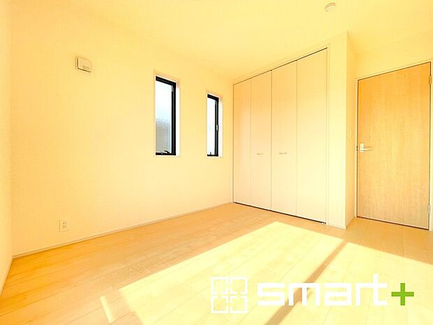 ~明るく暖かな光が差し込む洋室~ ・大きな窓からたっぷりの光が舞い込み、お部屋全体を優しく包み込んでくれます。 ・収納付きなので整理整頓しやすく、生活空間が広がりますね。