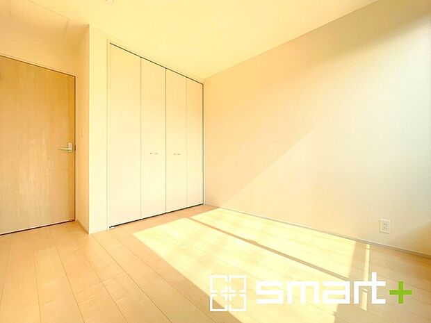 ~収納豊富な洋室~ ・各居室に備え付けの収納をご用意。タンスなどを置く場合と比べ出っ張らないので部屋の中を有効のご活用いただけます。 ・収納の広さなどぜひ現地でご確認くださいませ。