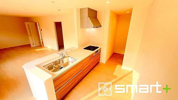 ~人気のカウンターキッチン~ ・キッチンには余計な柱が無いので、リビングが見渡せ開放感のある造りとなっております。 ・蛇口には浄水器が内蔵されるなど機能面でも優れたキッチンです。