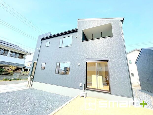 ~お庭もある余裕の敷地~ ・広々した敷地にはお庭もご用意。お庭があるだけで余裕を感じますね。 ・防草シートや人工芝の敷設などのオプションもお気軽にご相談くださいませ。