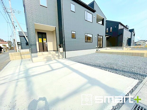 ~ゆとりあるカースペース~ ・セカンドカーや来客時にも困らないカースペース2台分。物置や駐輪スペースなどにも利用できますね。 ・カーポートなどのオプションもお気軽にご相談くださいませ。