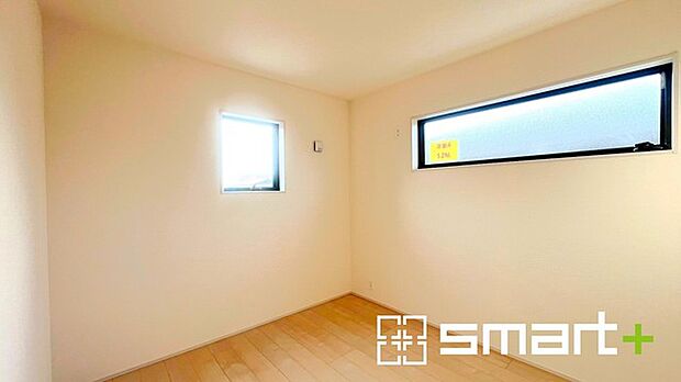 ~2面採光の明るいお部屋~ ・洋室は2面採光とする事で穏やかな陽の入る明るい空間となっております。 ・くつろぎのプライベート時間を明るい空間で穏やかにお過ごしいただけます。