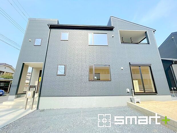 ~シックな色彩の外観を採用~ ・外壁に濃い色を採用する事でモダンな印象のシックな外観となっております。 ・高級感も出るので毎日家に帰るのが誇らしくなります。ぜひ現地でご確認くださいませ。