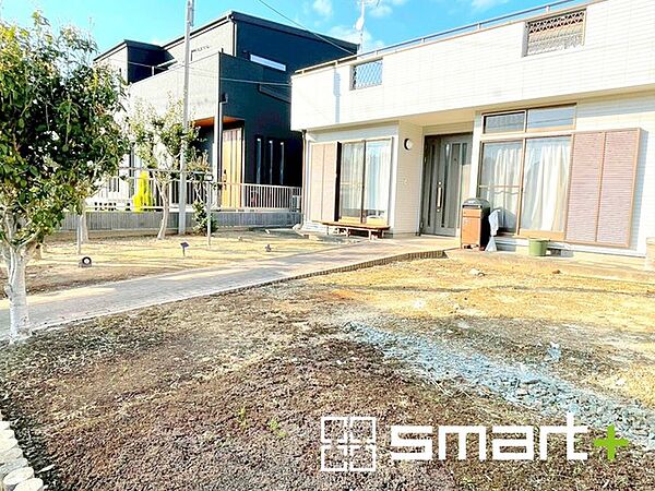 ～広々したお庭のある邸宅～ ・余裕の敷地には広いお庭もご用意。 ・ガーデニングや安らぎの空間として、倉庫を置いたりと様々な活用が可能です。 ・人工芝の敷設などもお気軽にご相談くださいませ。