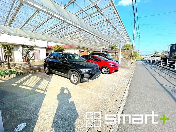 ～駐車場は4台分ご用意～ ・駐車場は4台分ございますので、車通勤の方や複数台お持ちの方にもお勧めのお住まいです。 ・ご来客の際も安心の余裕の敷地です。