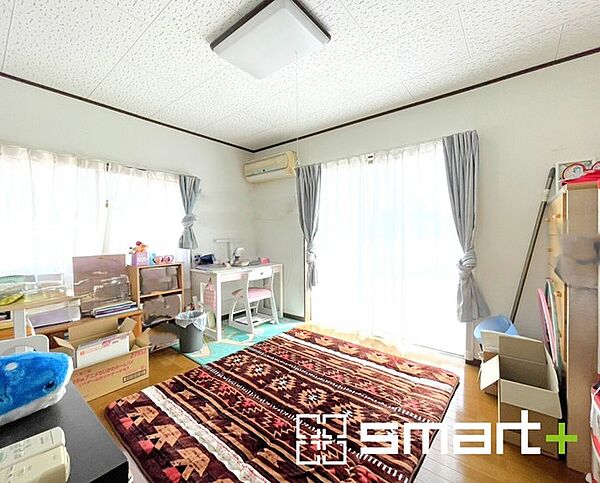 ～2面採光の明るいお部屋～ ・洋室は2面採光とする事で穏やかな陽の入る明るい空間となっております。 ・くつろぎのプライベート時間を明るい空間で穏やかにお過ごしいただけます。