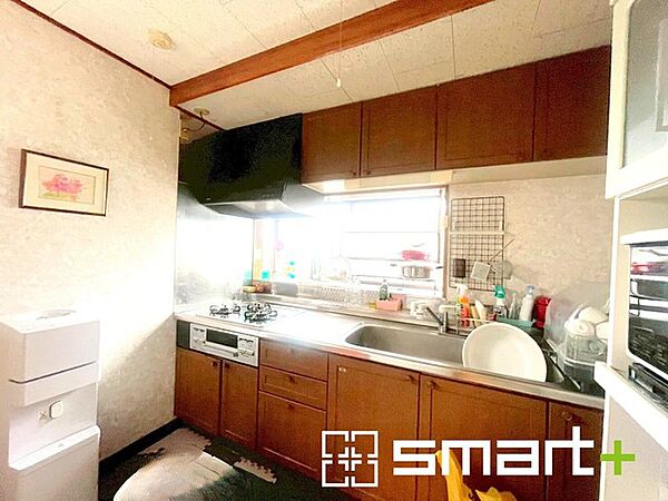 ～リビングを有効活用～ ・キッチンは対面式ではなく壁側にございますので、お部屋の中の空間を有効活用できます。 ・現地ではぜひ家具の配置などもイメージしながらご見学くださいませ。