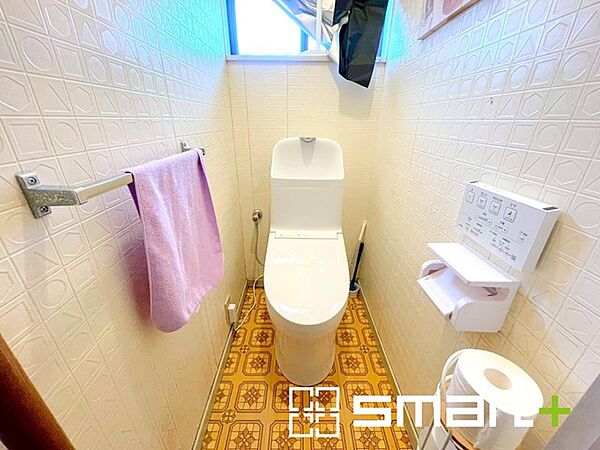 ～やはり便利なタンク式トイレ～ ・最近はタンクレストイレもございますが、タンク式の場合は停電時もお水を流すことが可能。 ・故障時なども比較的費用が安くなるなど、メリットが多くなります。