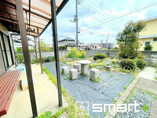 ～広々したお庭のある邸宅～ ・余裕の敷地には広いお庭もご用意。 ・ガーデニングや安らぎの空間として、倉庫を置いたりと様々な活用が可能です。 ・人工芝の敷設などもお気軽にご相談くださいませ。