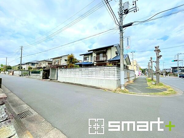 ～開放感ある角地のお住まい～ ・2方向が空く事で開放感のある角地に位置しております。 ・窮屈な感じが無く、ゆったりと暮らせるこの魅力をぜひ現地でご体感くださいませ。