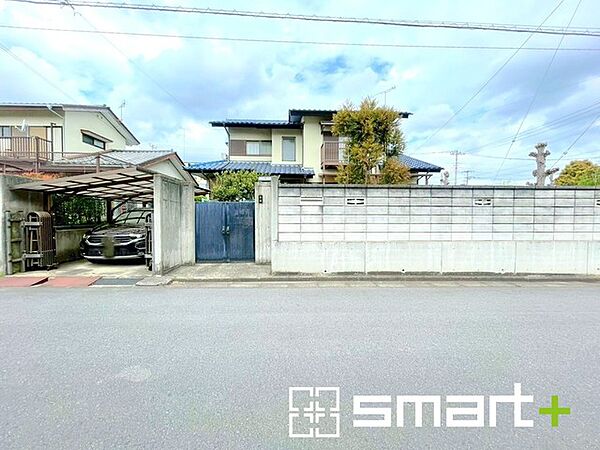 ～閑静な住宅街の立地～ ・周辺は閑静な住宅街となっておりますので、静かな暮らしをご実現いただけます。 ・前面道路の交通量も多くないので、小さなお子様がいるご家庭でもご安心ですね。
