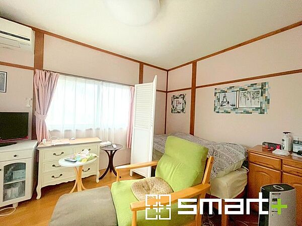 ～2面採光の明るいお部屋～ ・洋室は2面採光とする事で穏やかな陽の入る明るい空間となっております。 ・くつろぎのプライベート時間を明るい空間で穏やかにお過ごしいただけます。