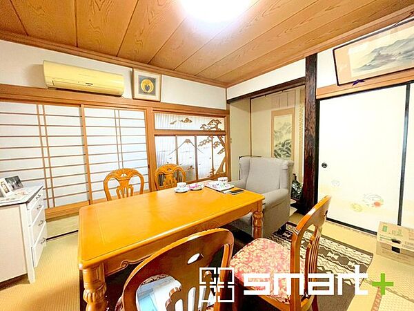 ～「和みの部屋」和室をご用意～ ・ゴロンと寝転がったり、お子様のいるご家庭ではお子様を寝かしつけたり、などご活用いただける和室をご用意。 ・やはり畳の香りは心が落ち着きますね。