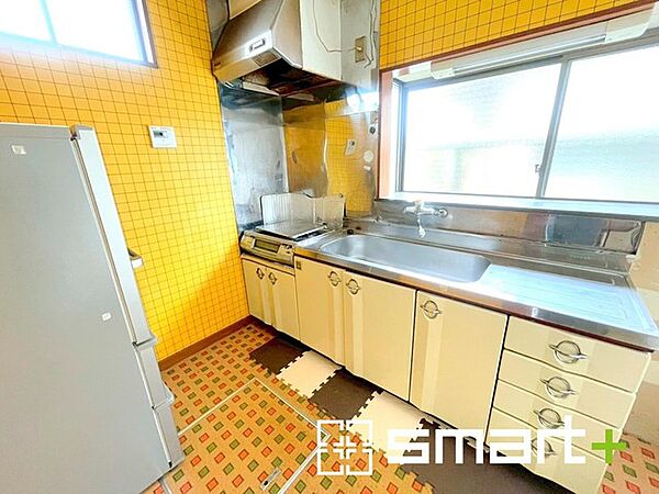 ～リビングを有効活用～ ・キッチンは対面式ではなく壁側にございますので、お部屋の中の空間を有効活用できます。 ・現地ではぜひ家具の配置などもイメージしながらご見学くださいませ。