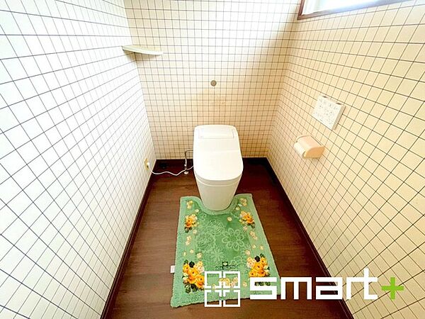 ～やはり便利なタンク式トイレ～ ・最近はタンクレストイレもございますが、タンク式の場合は停電時もお水を流すことが可能。 ・故障時なども比較的費用が安くなるなど、メリットが多くなります。