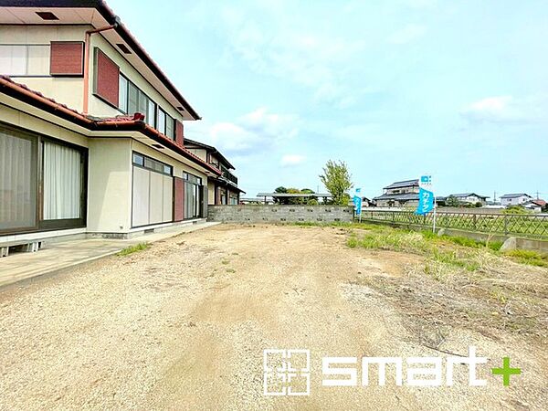 ～広々したお庭のある邸宅～ ・余裕の敷地には広いお庭もご用意。 ・ガーデニングや安らぎの空間として、倉庫を置いたりと様々な活用が可能です。 ・人工芝の敷設などもお気軽にご相談くださいませ。