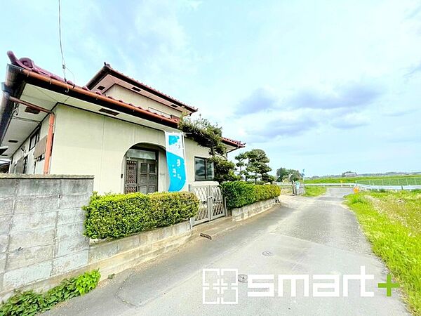 ～閑静な住宅街の立地～ ・周辺は閑静な住宅街となっておりますので、静かな暮らしをご実現いただけます。 ・前面道路の交通量も多くないので、小さなお子様がいるご家庭でもご安心ですね。