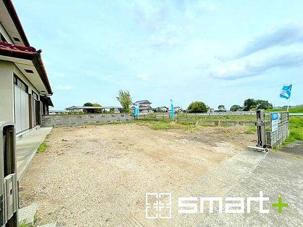 ～駐車場は4台分ご用意～ ・駐車場は4台分ございますので、車通勤の方や複数台お持ちの方にもお勧めのお住まいです。 ・ご来客の際も安心の余裕の敷地です。