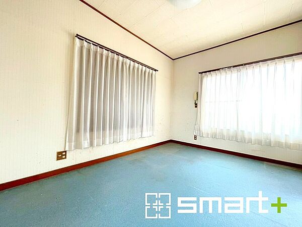 ～2面採光の明るいお部屋～ ・洋室は2面採光とする事で穏やかな陽の入る明るい空間となっております。 ・くつろぎのプライベート時間を明るい空間で穏やかにお過ごしいただけます。