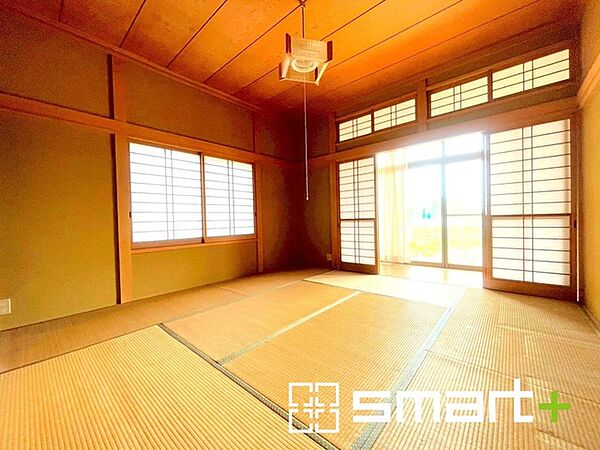 ～2面採光の明るいお部屋～ ・和室は2面採光とする事で穏やかな陽の入る明るい空間となっております。 ・くつろぎのプライベート時間を明るい空間で穏やかにお過ごしいただけます。