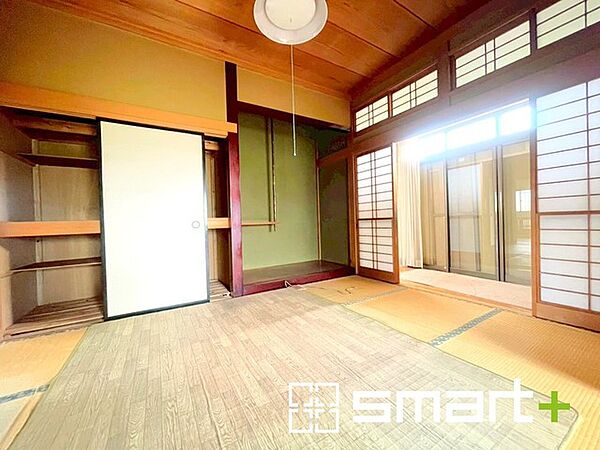 ～「和みの部屋」和室をご用意～ ・ゴロンと寝転がったり、お子様のいるご家庭ではお子様を寝かしつけたり、などご活用いただける和室をご用意。 ・やはり畳の香りは心が落ち着きますね。