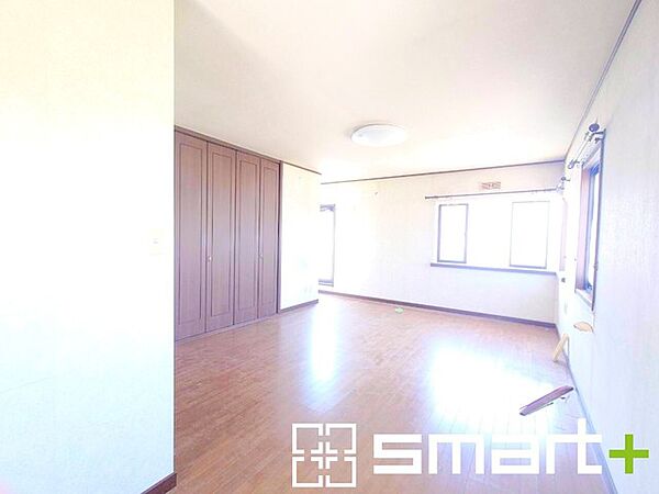 ～2面採光の明るいお部屋～ ・洋室は2面採光とする事で穏やかな陽の入る明るい空間となっております。 ・くつろぎのプライベート時間を明るい空間で穏やかにお過ごしいただけます。