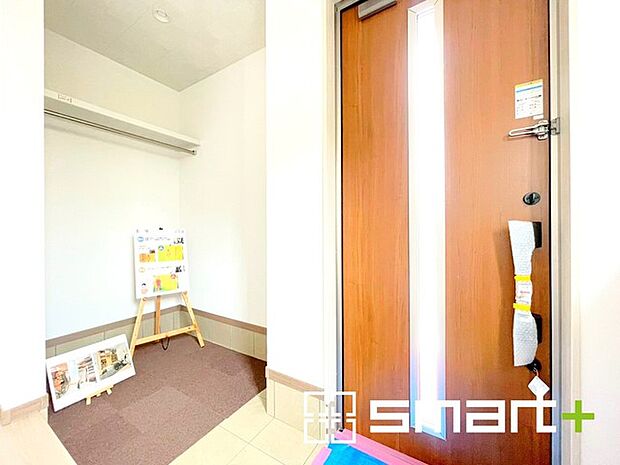 ~シューズインクロークのある玄関~ ・玄関横にシューズインクロークをご用意。 ・追加の靴置きとしてはもちろん、スキー・ゴルフなど趣味の用具の置場としてもご利用いただけます。