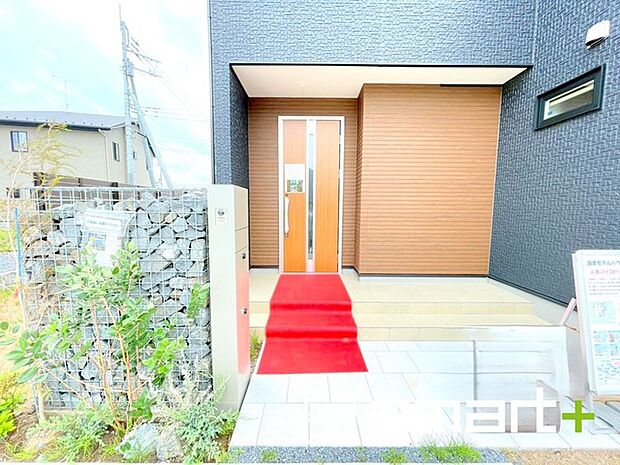 ～お住まいの顔「玄関」～ ・玄関ドアの上にはもちろん軒がございますので、雨の日でも濡れずに鍵の開閉が可能です。 ・鍵は防犯性に優れたディンプルキーを採用。 