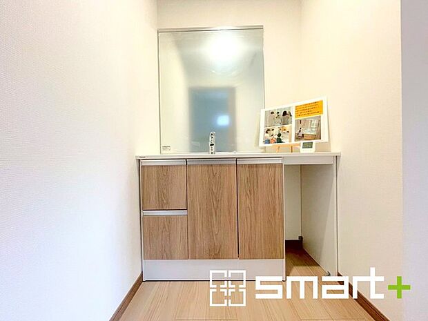 ~シャワー付き洗面台を採用~ ・洗面台の蛇口がホースで伸びシャワーとしてご利用可能。 ・朝の寝ぐせ直しなどにシャワーを使いたい時、洗面台の掃除をする際にも便利にお使いいただけますよ。