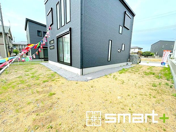 ~お庭もある余裕の敷地~ ・広々した敷地にはお庭もご用意。お庭があるだけで余裕を感じますね。 ・防草シートや人工芝の敷設などのオプションもお気軽にご相談くださいませ。