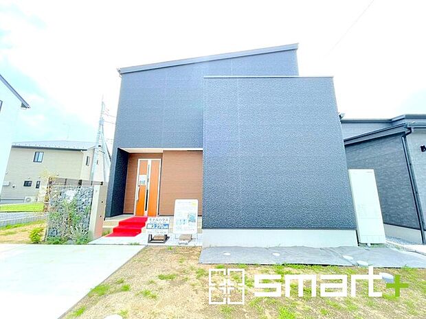 ～シックな色彩の外観を採用～ ・外壁に濃い色を採用する事でモダンな印象のシックな外観となっております。 ・高級感も出るので毎日家に帰るのが誇らしくなります。ぜひ現地でご確認くださいませ。 