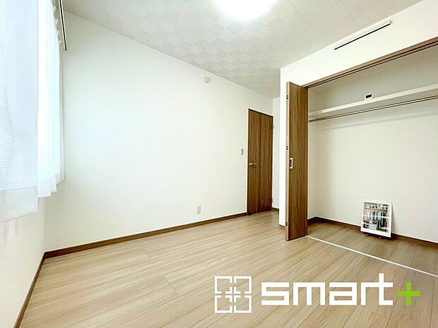 ~収納豊富な洋室~ ・各居室に備え付けの収納をご用意。タンスなどを置く場合と比べ出っ張らないので部屋の中を有効のご活用いただけます。 ・収納の広さなどぜひ現地でご確認くださいませ。