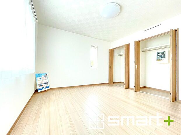 ～2面採光の明るいお部屋～ ・洋室は2面採光とする事で穏やかな陽の入る明るい空間となっております。 ・くつろぎのプライベート時間を明るい空間で穏やかにお過ごしいただけます。 