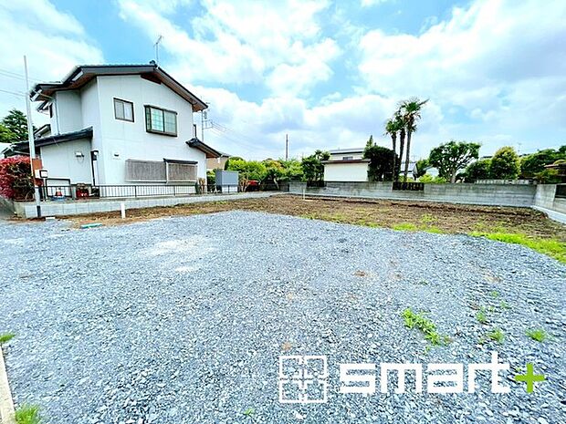 ~ベタ基礎でしっかりとした土台~ ・コンクリートの中に鉄筋を配し強度を高めた「ベタ基礎」を採用。 ・しっかりとした土台を造ったうえで、その上に建物が築造されていきます。
