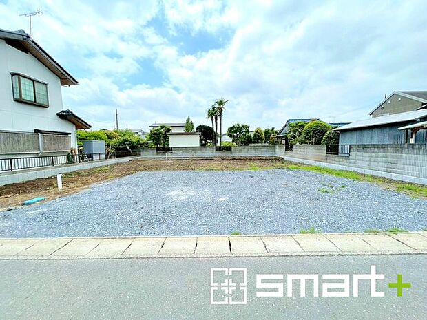 ~閑静な住宅街の立地~ ・周辺は閑静な住宅街となっておりますので、静かな暮らしをご実現いただけます。 ・前面道路の交通量も多くないので、小さなお子様がいるご家庭でもご安心ですね。