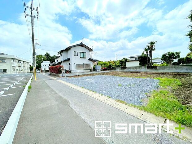 ～十分な広さのある前面道路～ ・前面道路は約4ｍございますので、お車でのすれ違いも可能で余計なストレスがかかりません。 ・日々お車での移動が多い方には大切なポイントですね。 