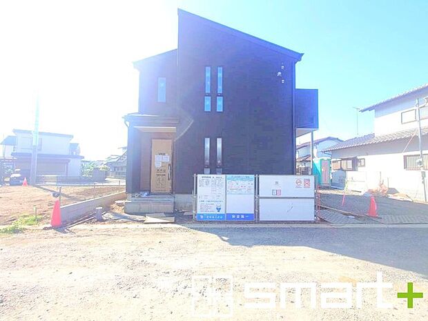 ～十分な広さのある前面道路～ ・前面道路は約6ｍございますので、お車でのすれ違いも楽々で余計なストレスがかかりません。 ・日々お車での移動が多い方には大切なポイントですね。 