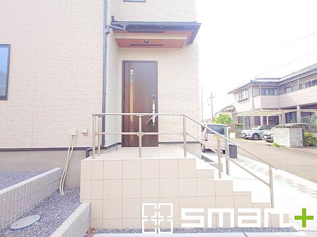 ~お住まいの顔「玄関」~ ・玄関ドアの上にはもちろん軒がございますので、雨の日でも濡れずに鍵の開閉が可能です。 ・鍵は防犯性に優れたディンプルキーを採用。