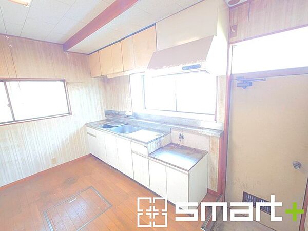 ～使い勝手の良いシステムキッチン～ ・料理がしやすい設計のキッチンでお料理もはかどりますね。 ・もちろんキッチン下部は収納になっておりますので、フライパンなども収納可能です。
